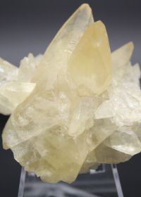 Minerali fluorescenti: quando le pietre brillano al buio calcite 54