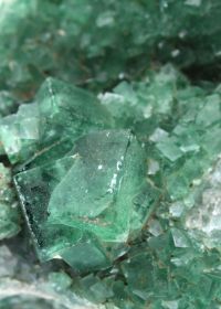 Minerali fluorescenti: quando le pietre brillano al buio fluorite brute 030 Minerali fluorescenti: quando le pietre brillano al buio fluorite brute 030