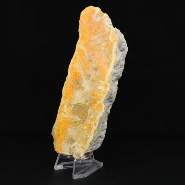 Esemplare di diaspro calabrone vulcanico lucidato