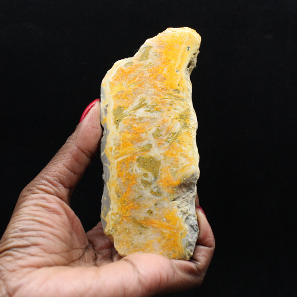 Esemplare di diaspro calabrone vulcanico lucidato