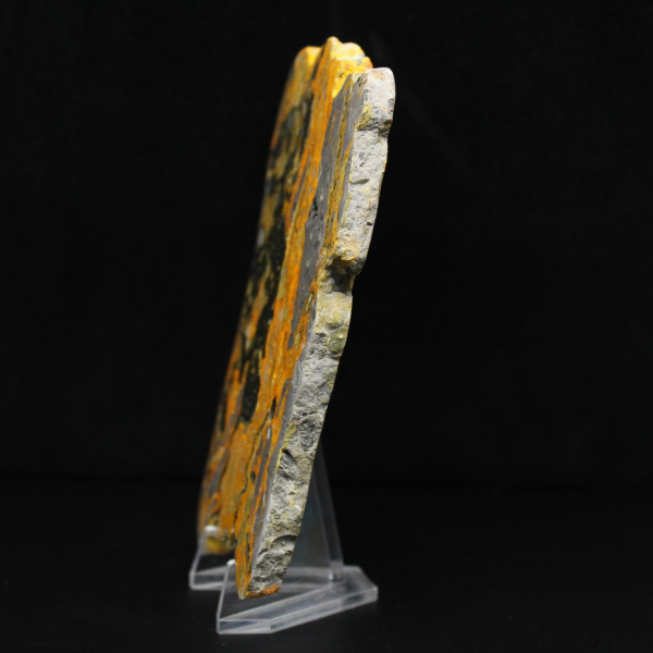 Fetta allungata di diaspro calabrone lucidato