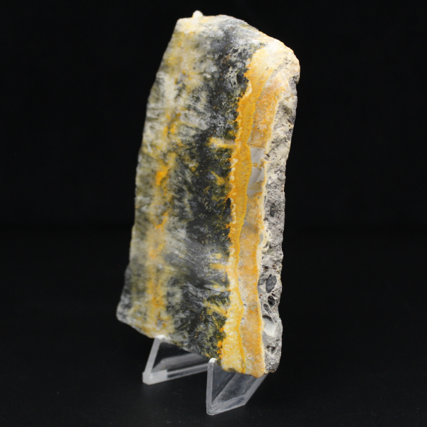 Esemplare compatto e levigato di Bumblebee Jasper