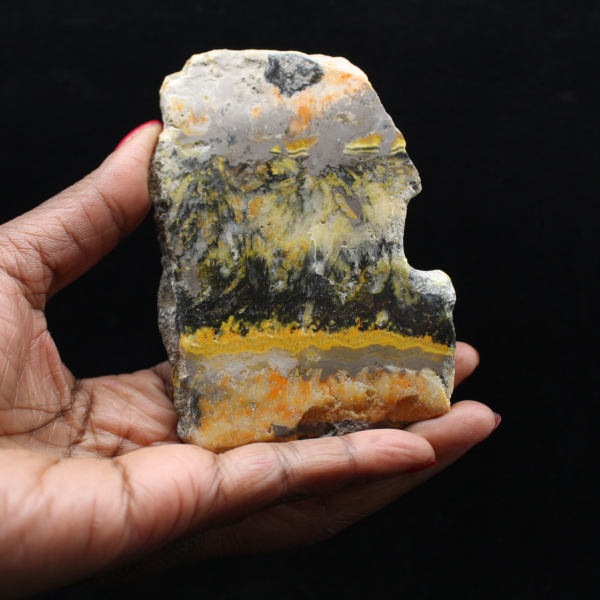 Placca decorativa in diaspro a forma di calabrone - 130 g