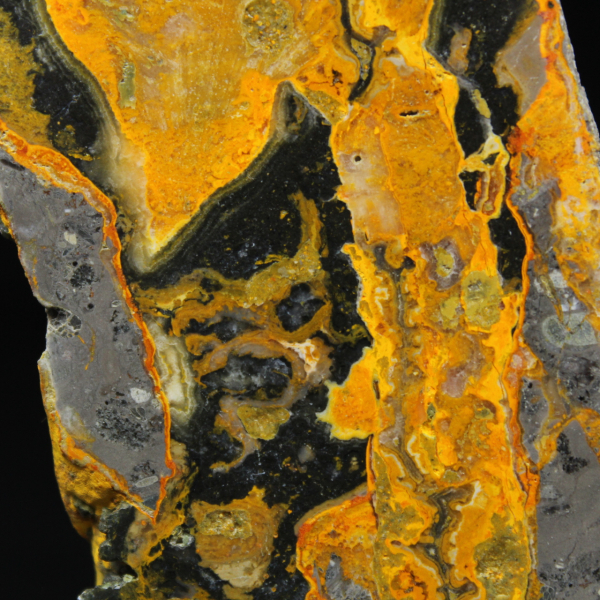 Bumblebee Jasper Slice: Estetica vulcanica