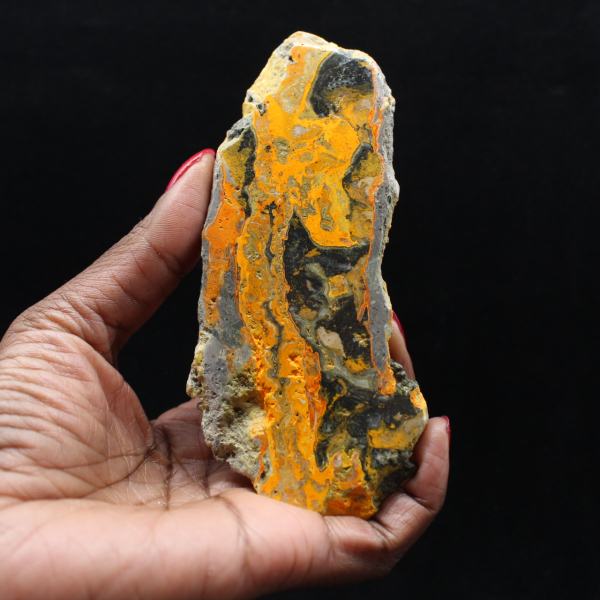 Bumblebee Jasper Slice: Estetica vulcanica