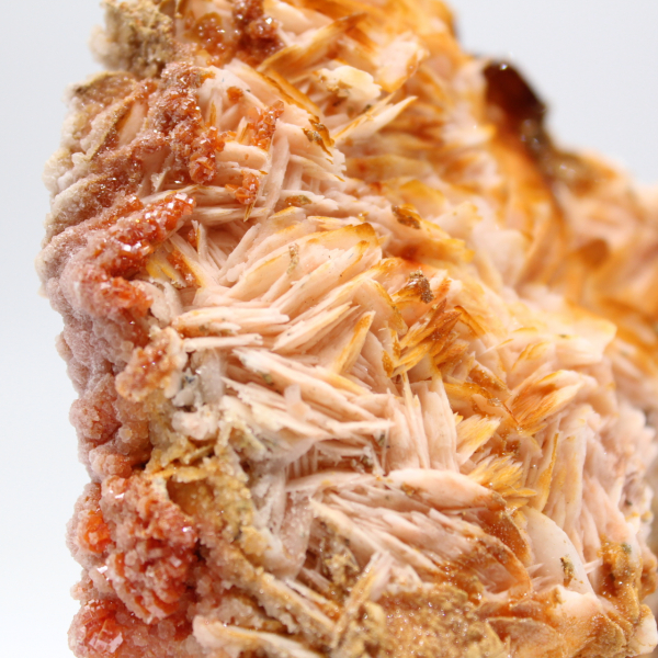 Cristalli di barite arancione dal Marocco per collezionisti