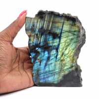 Labradorite metà grezza e metà lucida