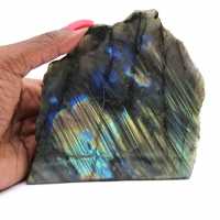 Labradorite lucidata su un lato, proveniente dal Madagascar