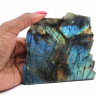 Labradorite naturale lucidata su un lato