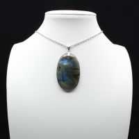 Ciondolo ovale in labradorite
