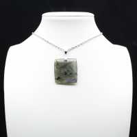 Ciondolo quadrato in labradorite del Madagascar