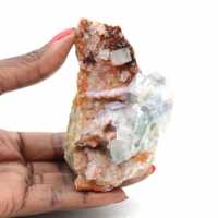 Pietra di fluorite marocchina: cristalli verdi su roccia Pietra di fluorite marocchina: cristalli verdi su roccia