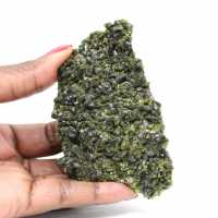 Cristalli di epidoto verde su una matrice dell'Alto Atlante