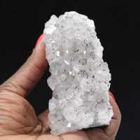 Esemplare di quarzo grezzo con inclusioni di goethite: estetica e scienza