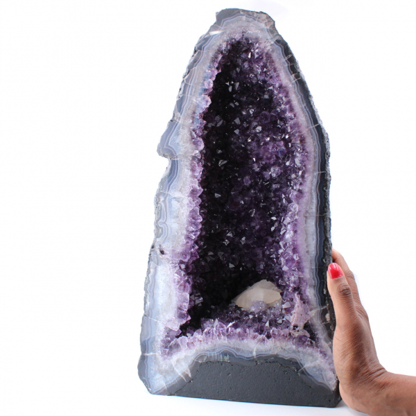 Geode di ametista con un bellissimo cristallo di calcite
