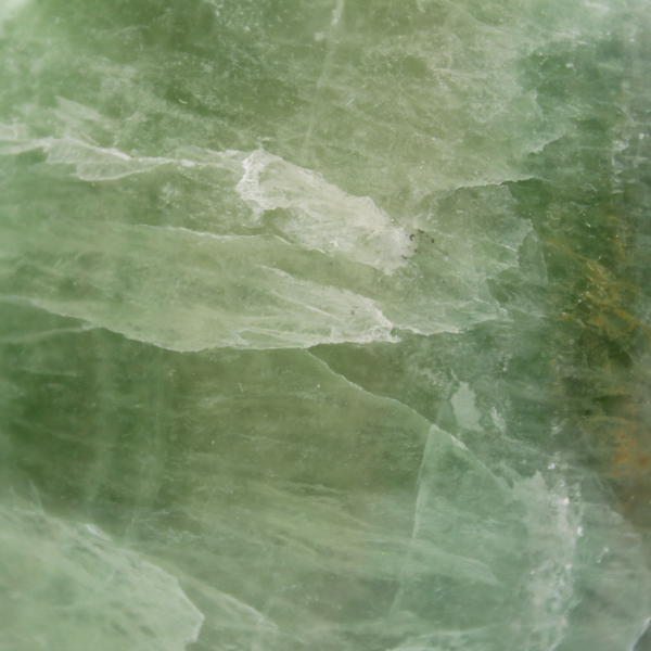 Forma lucidata con fluorite verde
