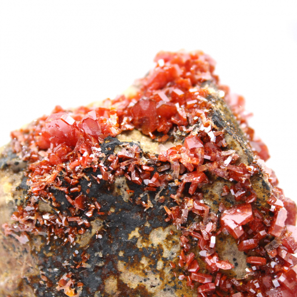 Cristalli di vanadinite sulla ganga