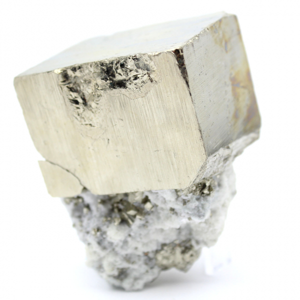 Grande cubo di pirite con quarzo calcite