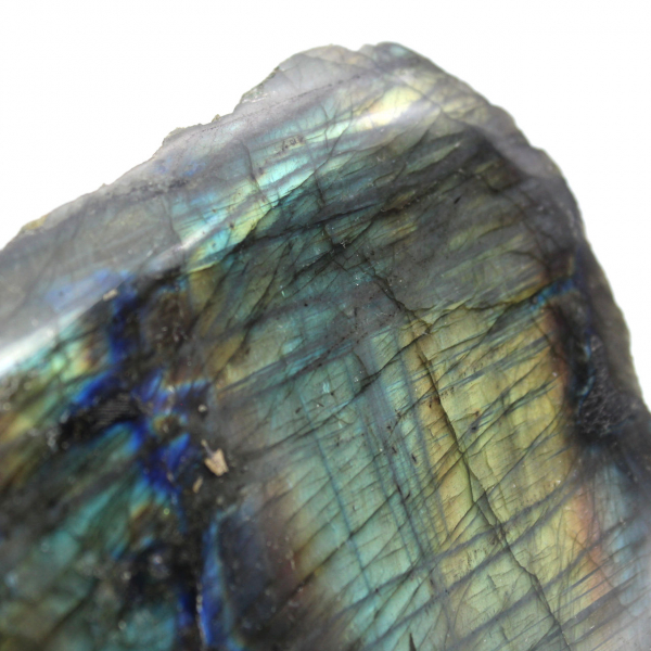 Roccia labradorite lucida su un lato