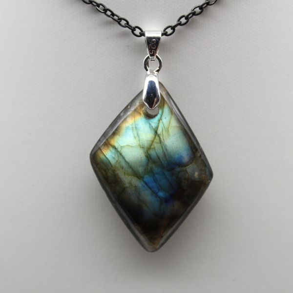 Ciondolo in labradorite del Madagascar