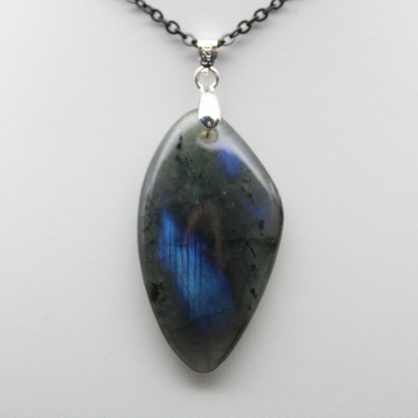 Ciondolo in labradorite del Madagascar