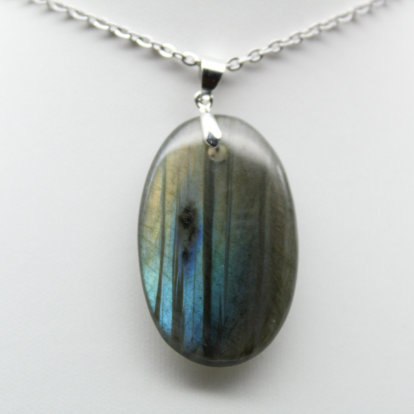 Ciondolo ovale in labradorite