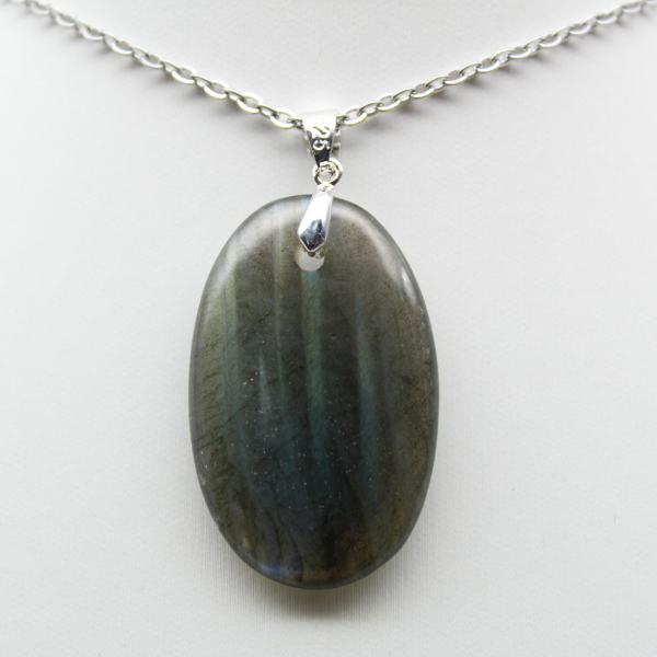 Ciondolo ovale in labradorite