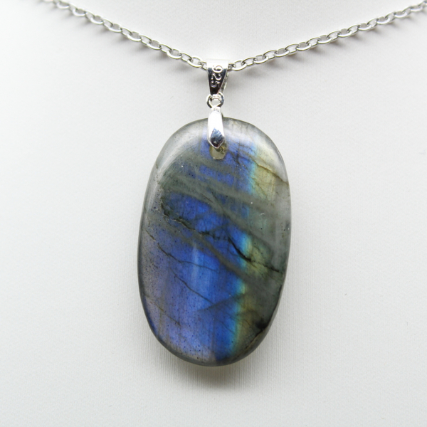 Ciondolo ovale in labradorite