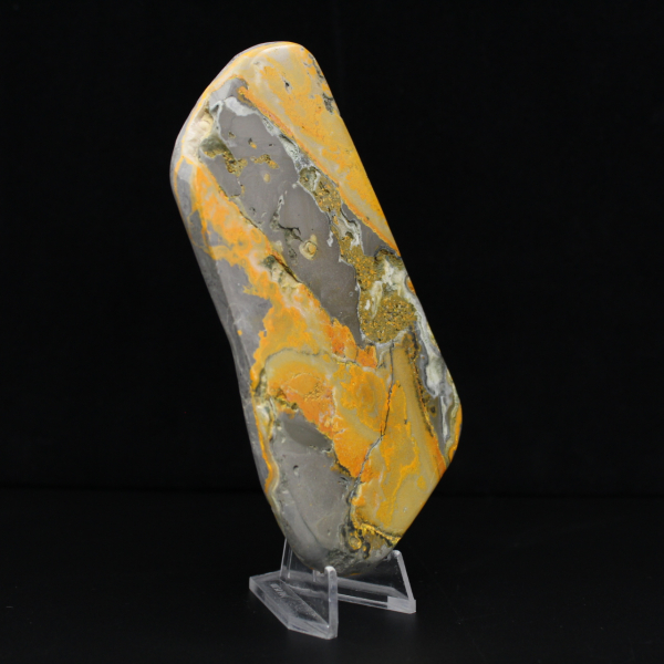 Esemplare di calabrone di diaspro, roccia vulcanica