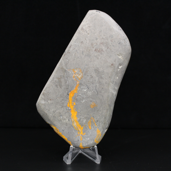 Esemplare di calabrone di diaspro, roccia vulcanica