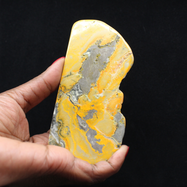 Grande ornamento lucidato a forma di calabrone in diaspro