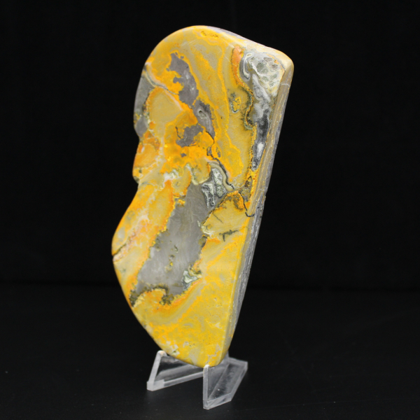 Grande ornamento lucidato a forma di calabrone in diaspro