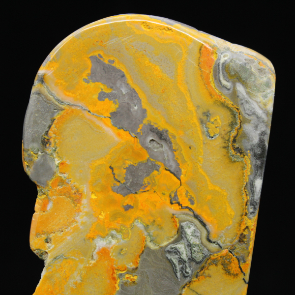 Grande ornamento lucidato a forma di calabrone in diaspro