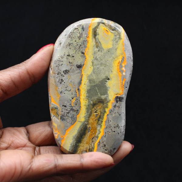 Ornamento naturale lucidato di diaspro a forma di bombo