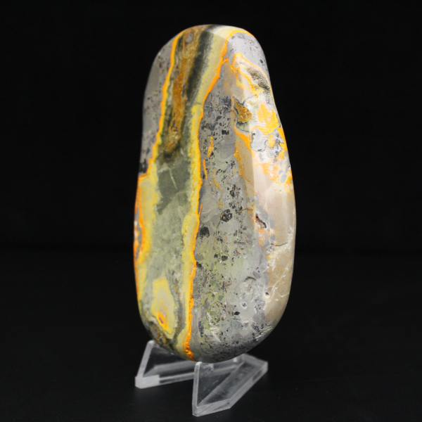 Ornamento naturale lucidato di diaspro a forma di bombo