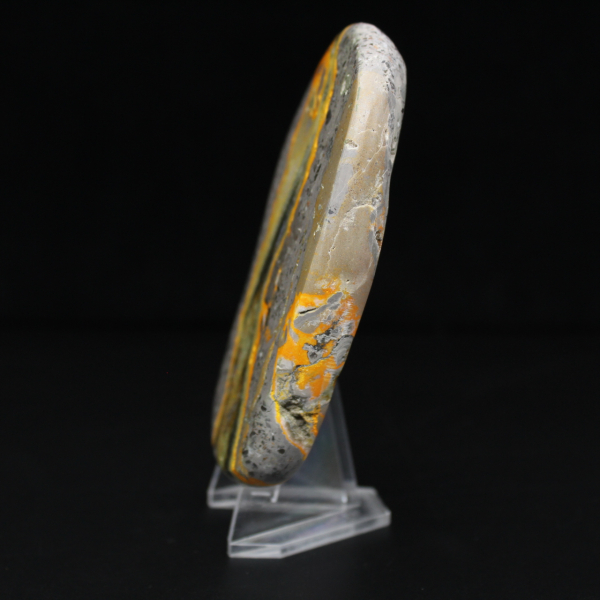 Ornamento naturale lucidato di diaspro a forma di bombo