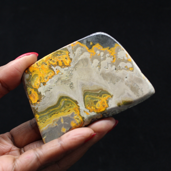 Piccolo ornamento a forma di calabrone in diaspro, autenticità