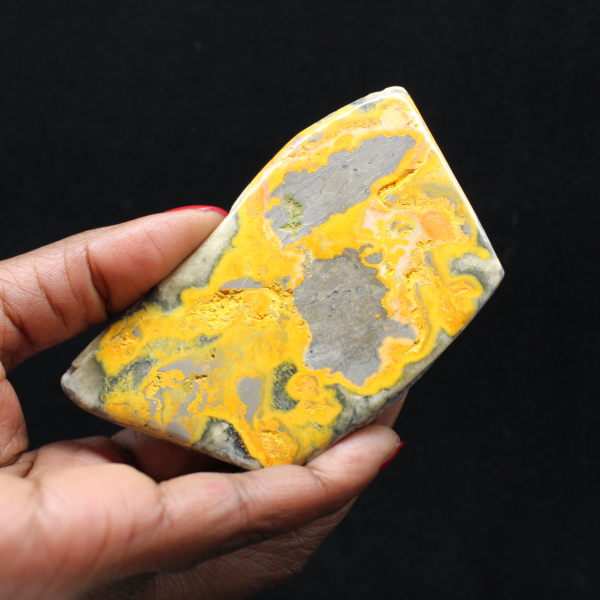 Ornamento lucidato in diaspro a forma di bombo, unico in Indonesia