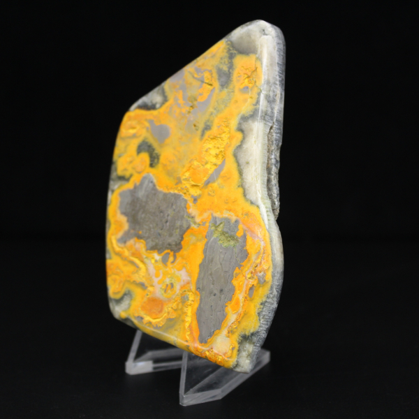 Ornamento lucidato in diaspro a forma di bombo, unico in Indonesia