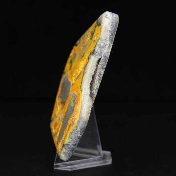 Ornamento lucidato in diaspro a forma di bombo, unico in Indonesia