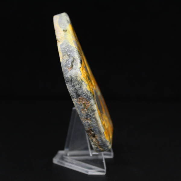 Ornamento lucidato in diaspro a forma di bombo, unico in Indonesia