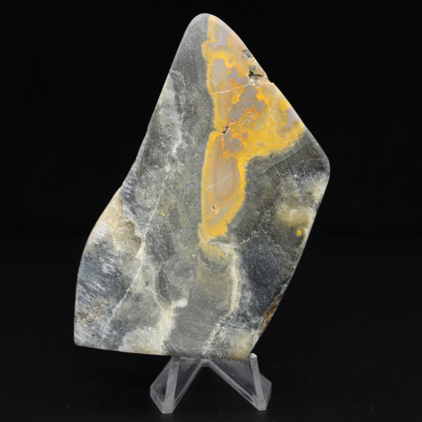 Ornamento lucidato in diaspro a forma di bombo, unico in Indonesia