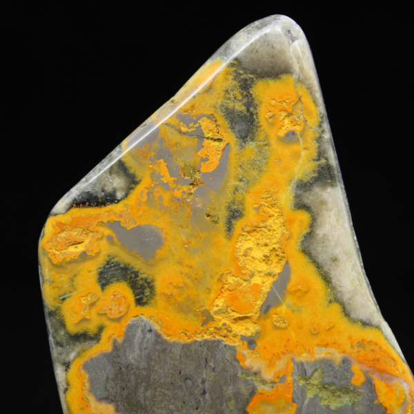 Ornamento lucidato in diaspro a forma di bombo, unico in Indonesia