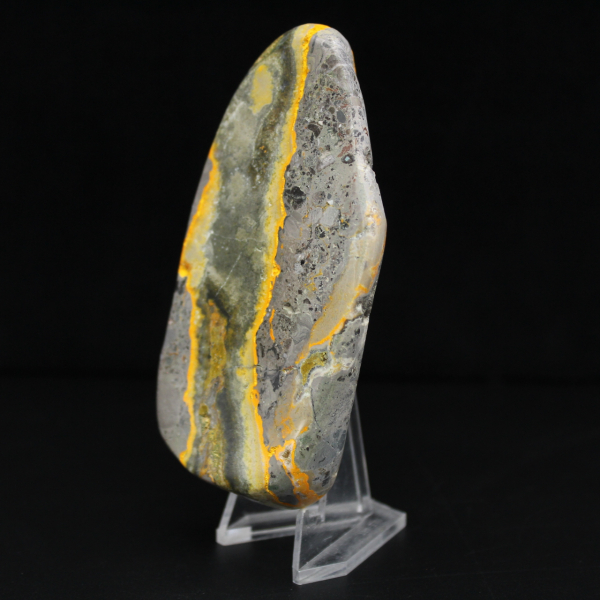 Ornamento naturale a forma di calabrone in pietra liscia diaspro