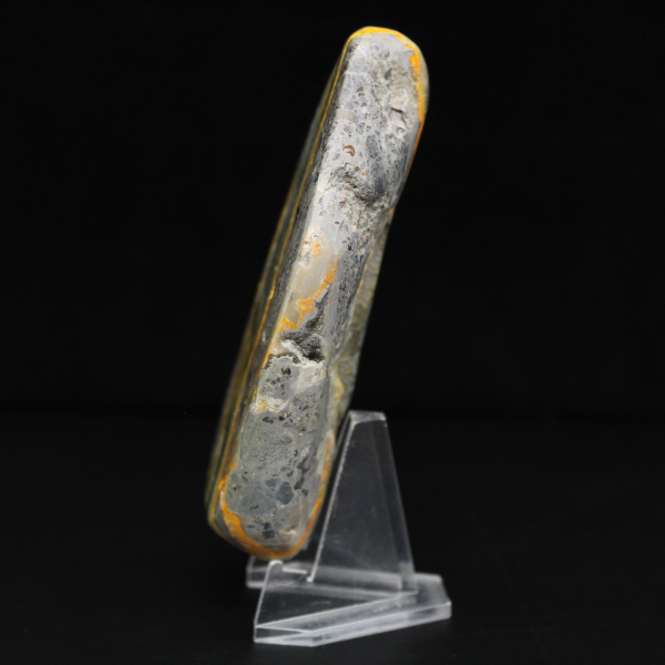 Ornamento naturale a forma di calabrone in pietra liscia diaspro