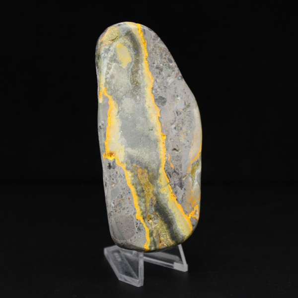 Ornamento naturale a forma di calabrone in pietra liscia diaspro