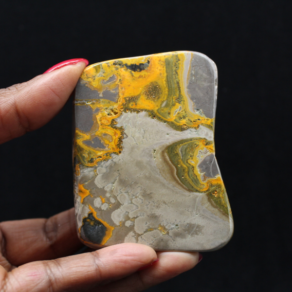 Piccolo ornamento in diaspro a forma di calabrone lucidato