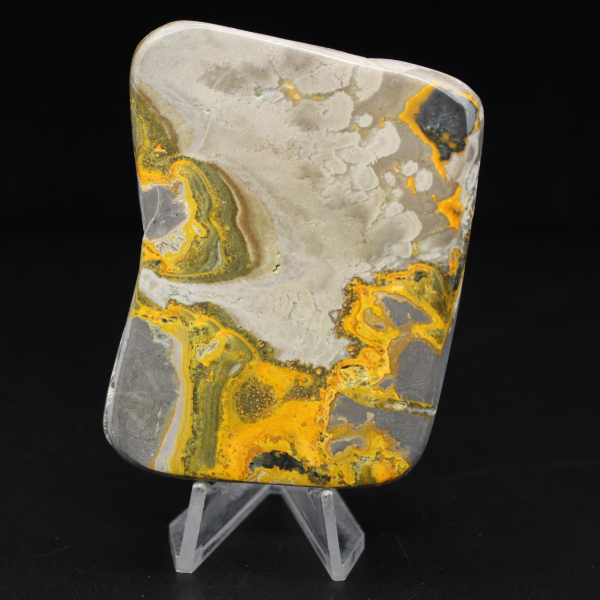 Piccolo ornamento in diaspro a forma di calabrone lucidato