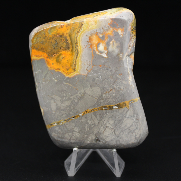 Piccolo ornamento in diaspro a forma di calabrone lucidato