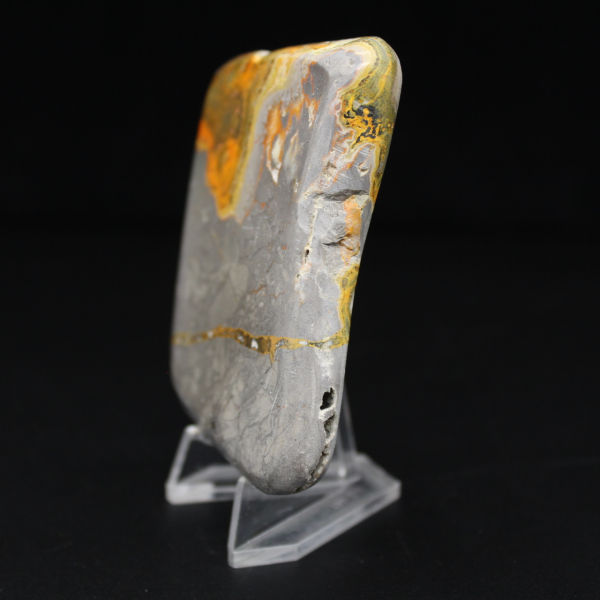 Piccolo ornamento in diaspro a forma di calabrone lucidato